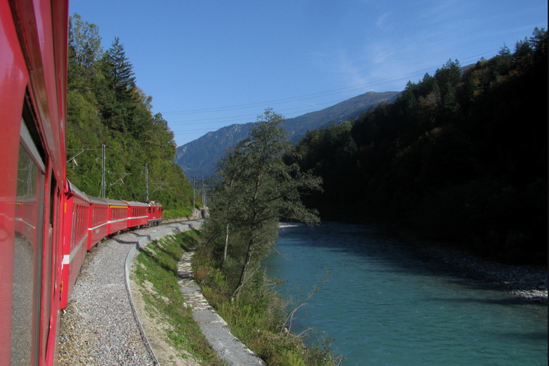 Met de trein langs de Rijn op weg naar de vakantiebestemming