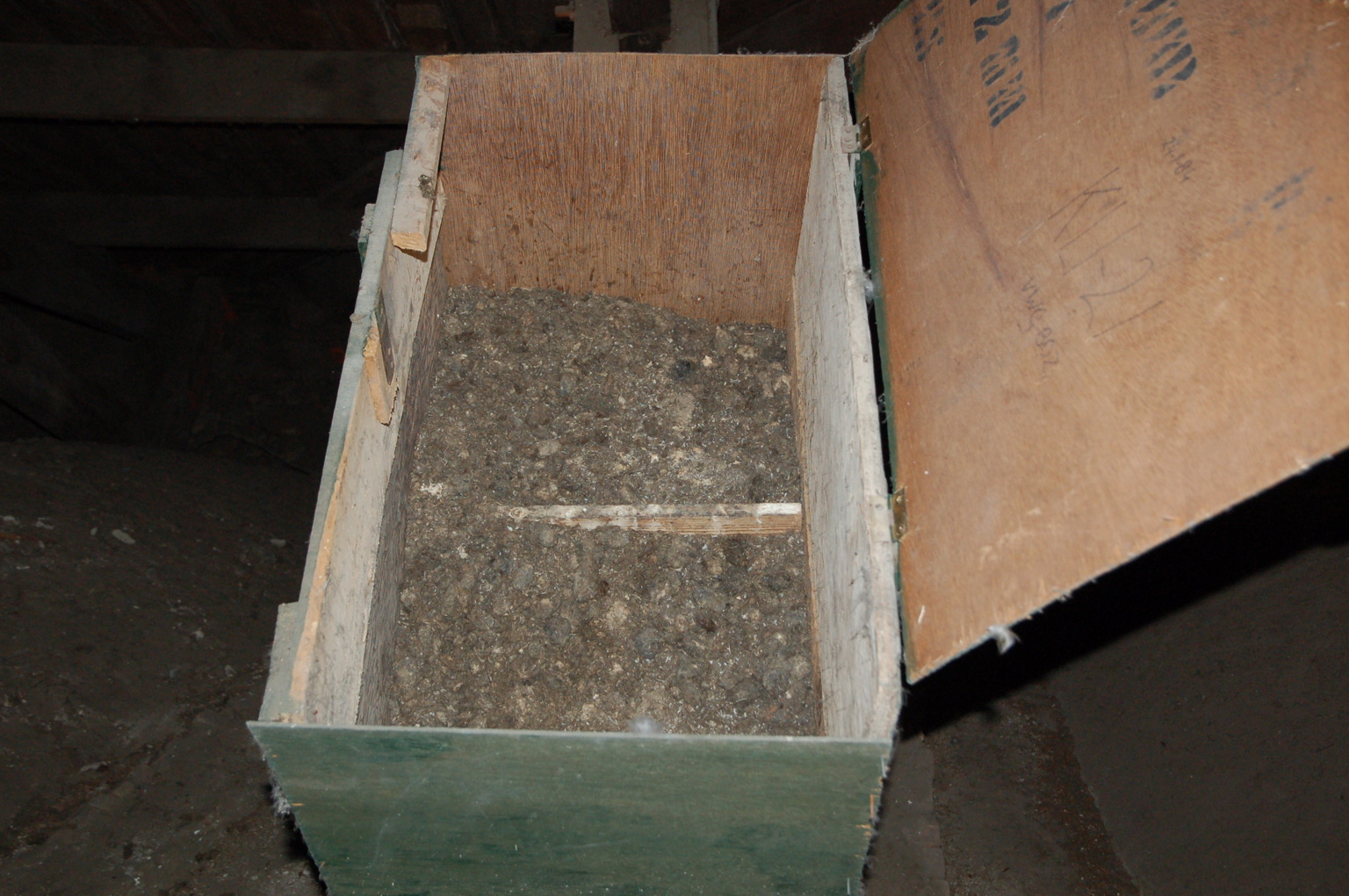 De meer dan 36 jaar oude nestkast van de kerkuilen op het gewelf