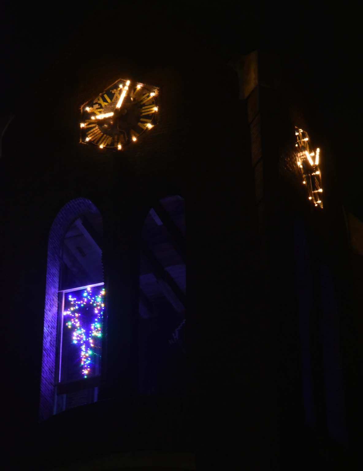 Kerststerverlichting in een galmgat van de toren van de Basiliek van Welberg