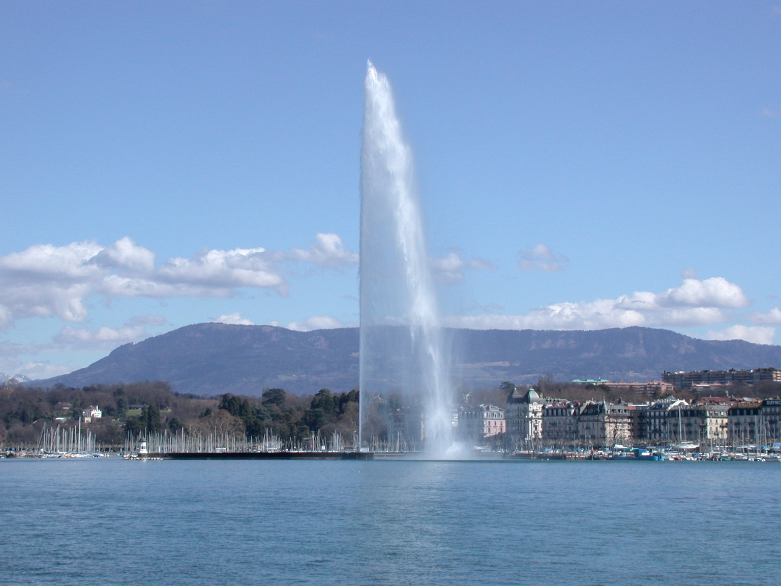 De 140 meter hoge fontein in het meer van Gen�ve