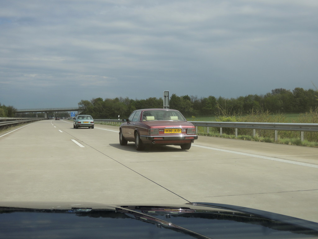 XJ40 in convooi op de Duitse snelweg