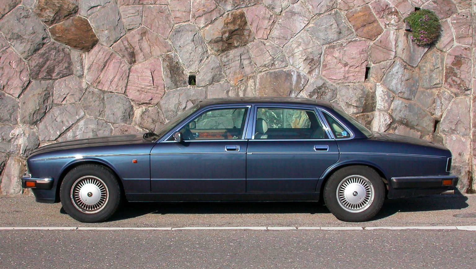 De solent blue Daimler Double Six van het architectenpaar