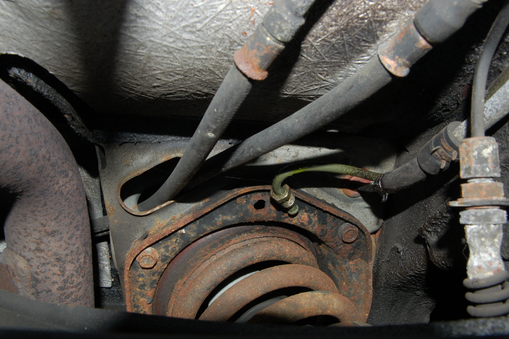 Het losse eind van de SLS olieleiding bij de nieuwe conventionele schokdemper linksachter