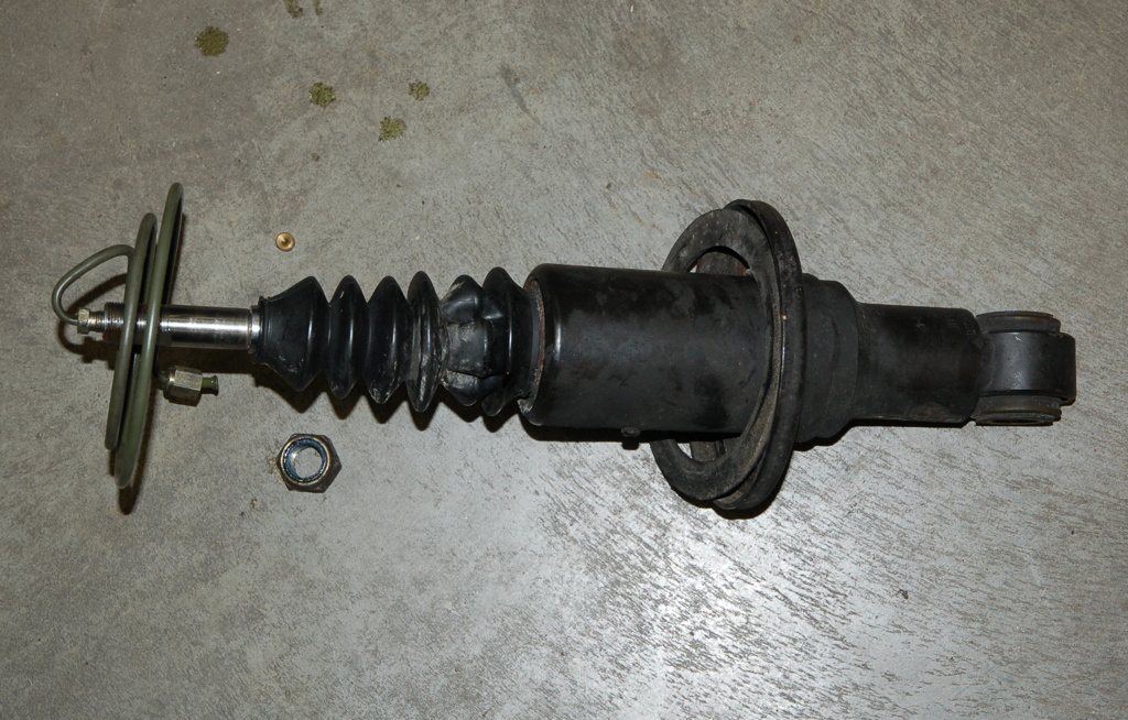 Een schokdemper met niveauregeling met de olieleiding eraan bevestigd