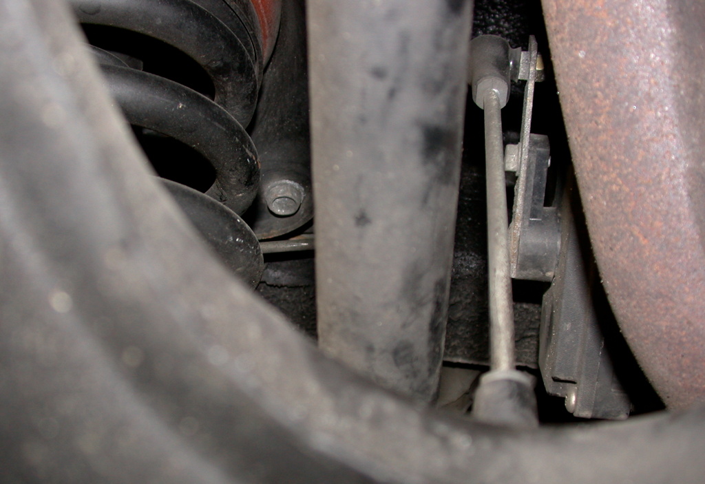 De niveauregelingssensor met de arm aan de onderste draagarm op mijn Daimler Double Six