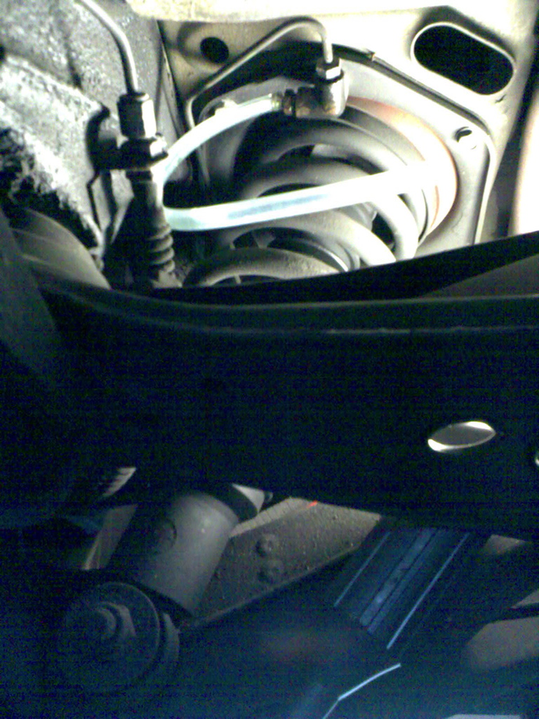 Het T-stuk aan de bovenste veerschotel van de rechter SLS-strut. Hier wordt het SLS systeem ontlucht.