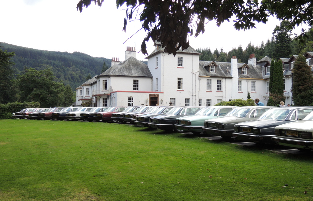 De aanwezige Jaguar XJ40's voor het Dunkeld House Hotel