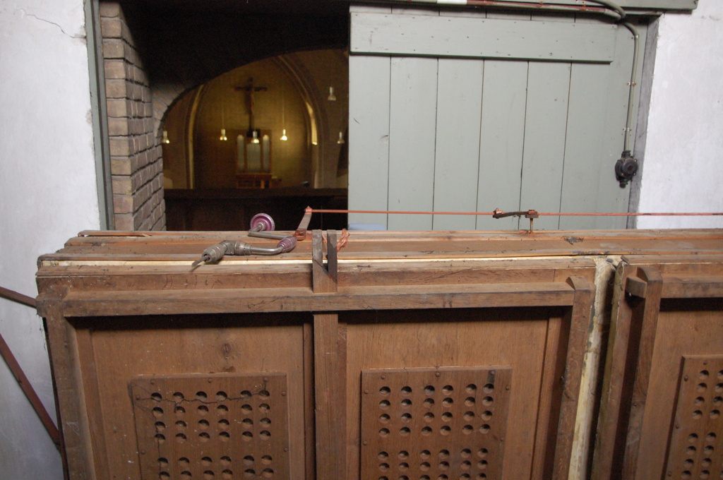 Op de achtergrond zie je het naar de absis verplaatste orgel waar deze magazijnbalg van origine bij hoort