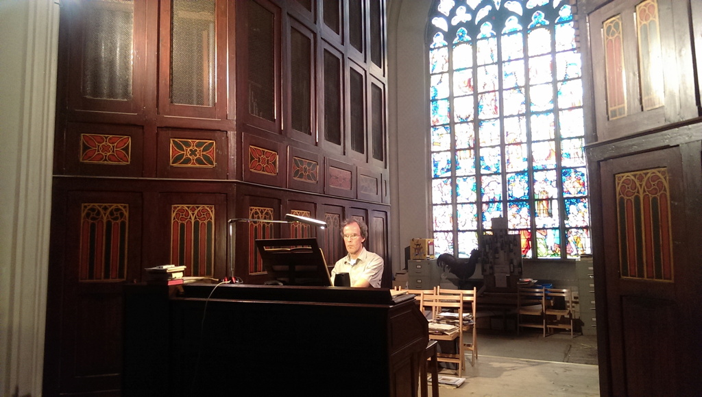 Rens Swart aan de speeltafel van de Sint-Jansbasiliek te Oosterhout