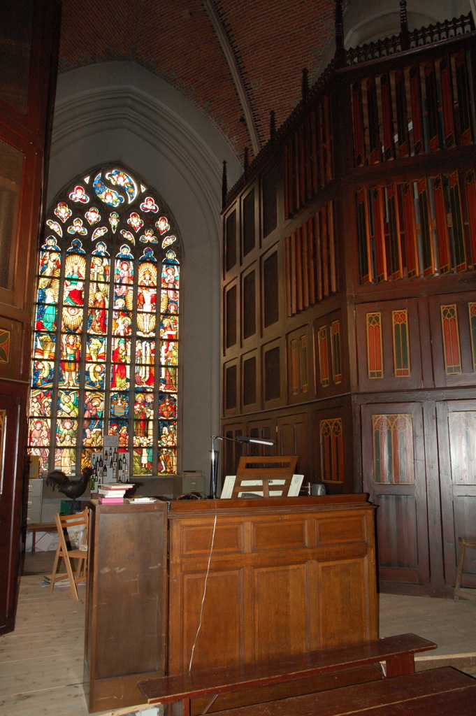 De kassen van het Maarschalkerweerd-orgel van de Sint-Jansbasiliek te Oosterhout aan weerszijden van het westraam