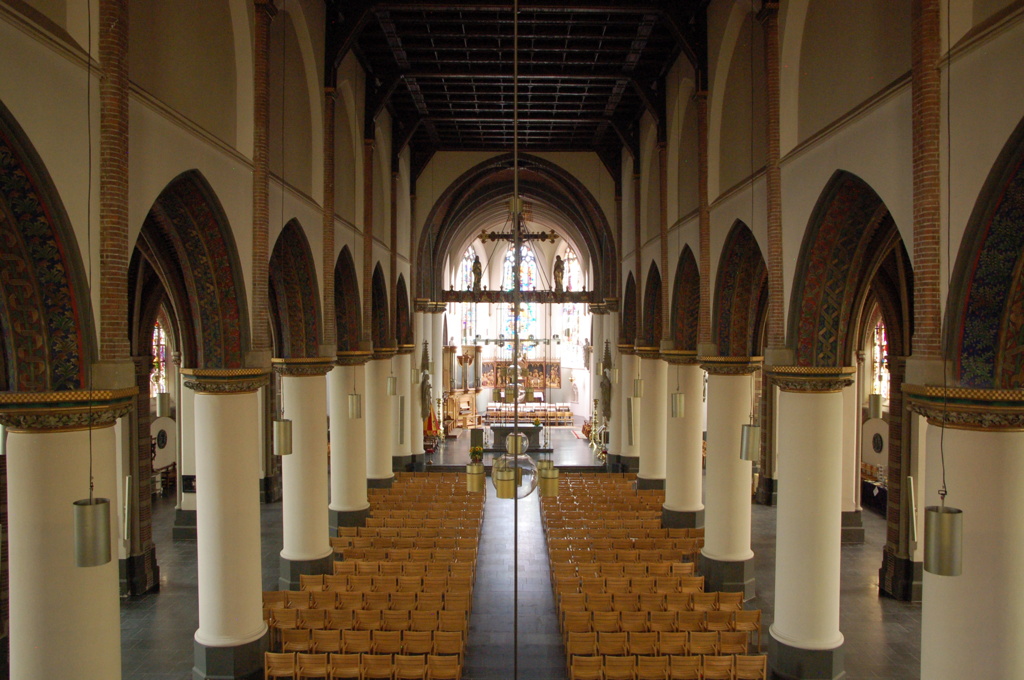 Een kijkje in het schip van de Sint-Jansbasiliek in Oosterhout vanaf de orgeltribune