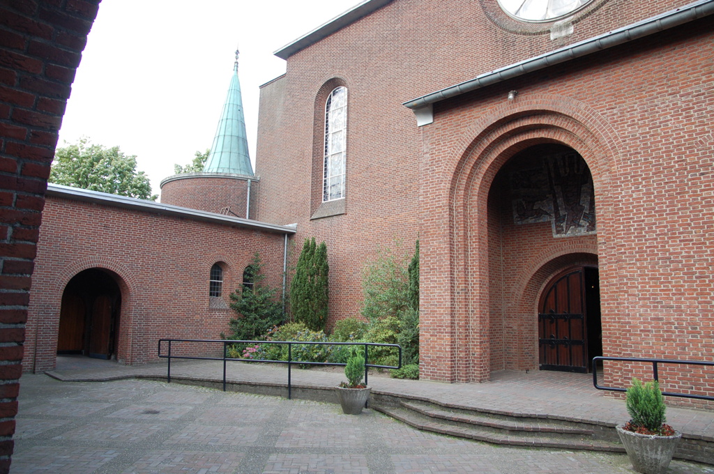 Het bijzondere atrium aan de westkant van de Sint-Lambertuskerk in Horst, ontworpen door Alphons Boosten