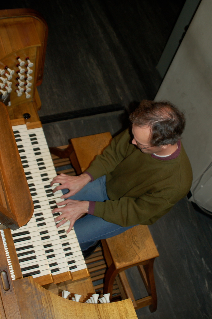 Rens aan de speeltafel van het Stevens-orgel van Onze-Lieve-Vrouw-ter-Sneeuw in Borgerhout
