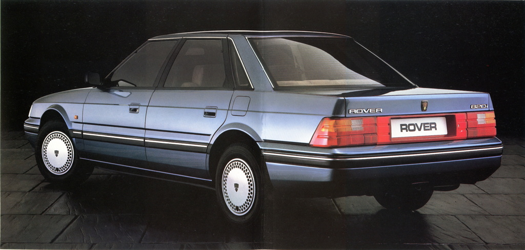 De Rover 800, fraai verlicht in een brochure, waardoor de strakke stijl goed uitkomt