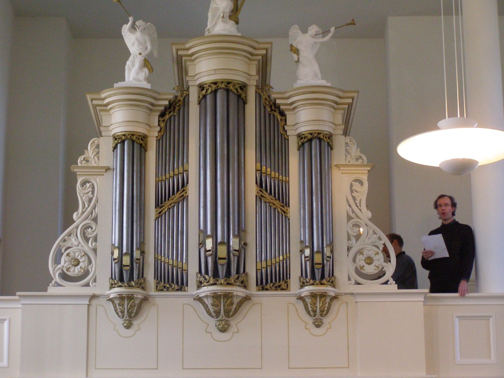 Rens Swart zingt solo tijdens een leerlingenconcert in de Hoofdvaartkerk in Hoofddorp